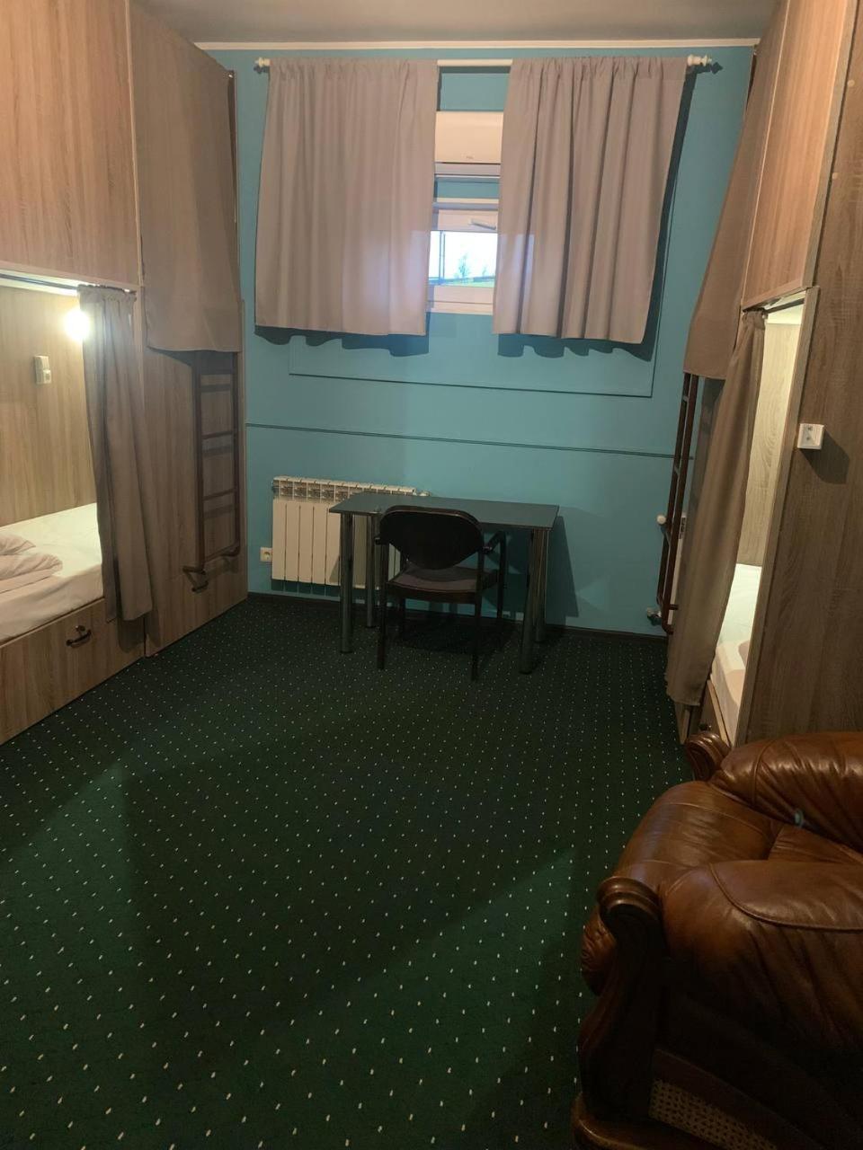 All Eyes Hostel Kamianets-Podilsky Extérieur photo